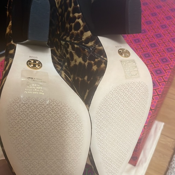 NEW Tory Burch Lila 90mm zip up ankle bootie - Picture 9 of 12